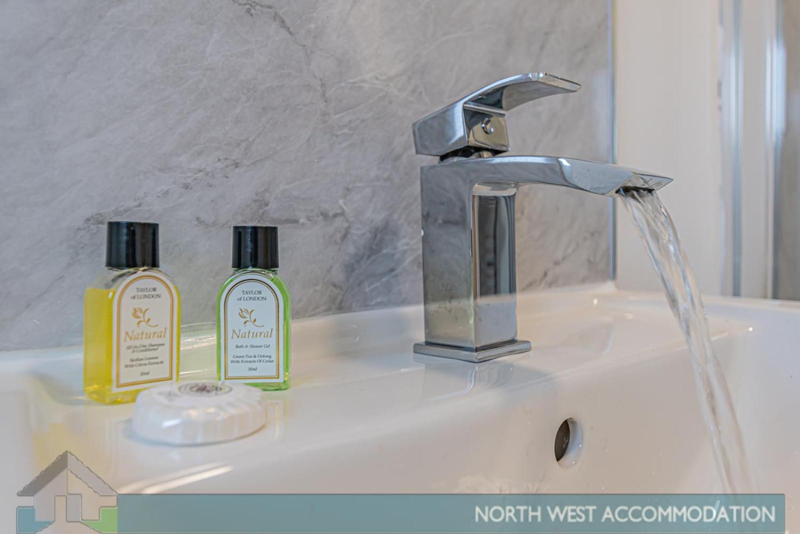 Wellfield Serviced Accommodation ワーリントン エクステリア 写真